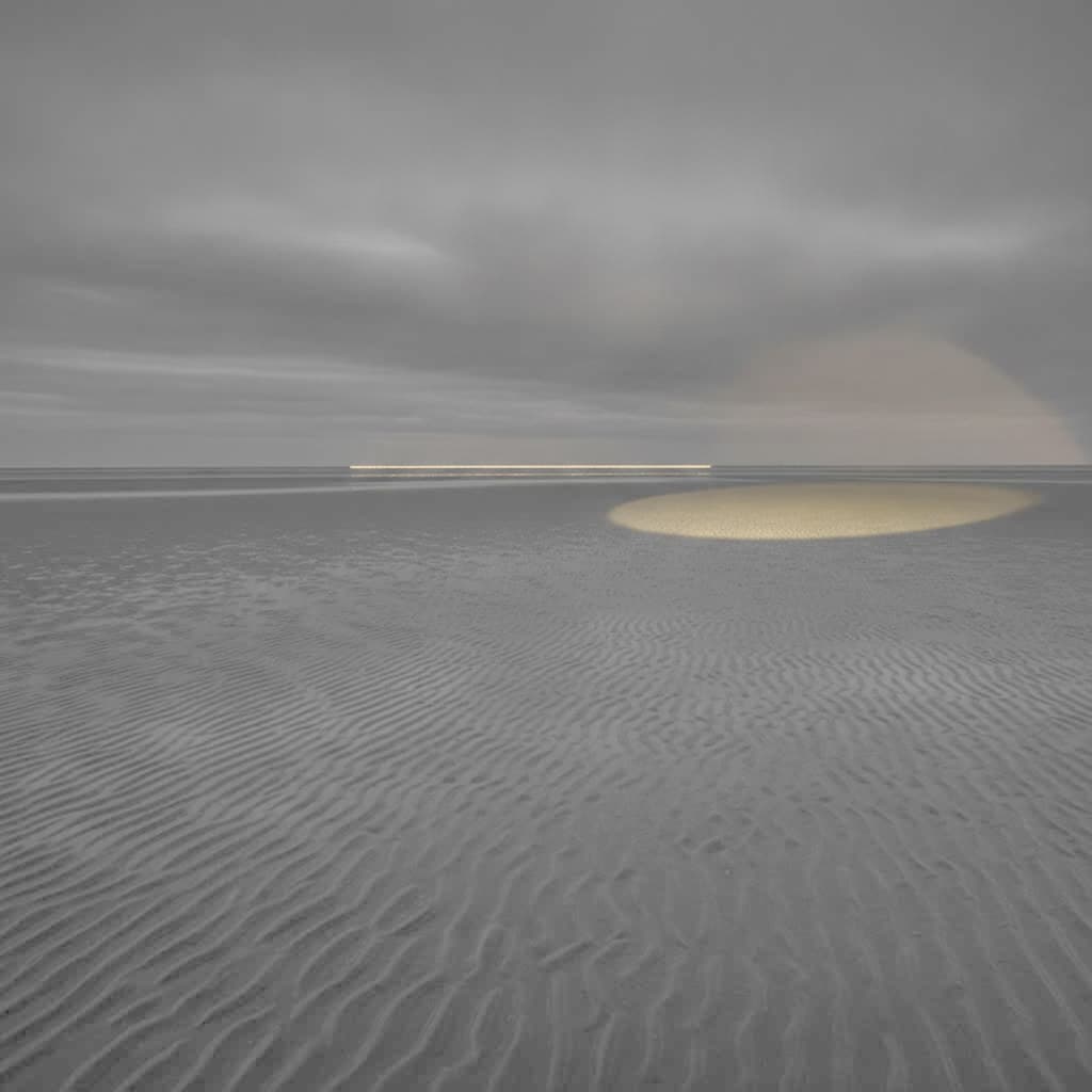 Weites Wattenmeer bei hellem, bedecktem Himmel